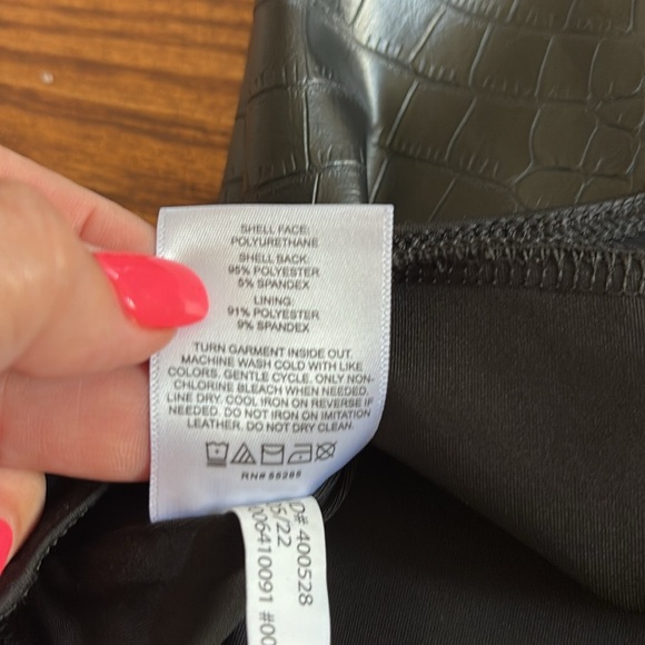 Express Black Textured embossed Faux Leather Bodysuit thong sleeveless stretch M - Picture 11 of 12